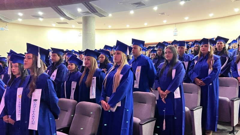 Estudiantes graduados de Fundetec en ceremonia
